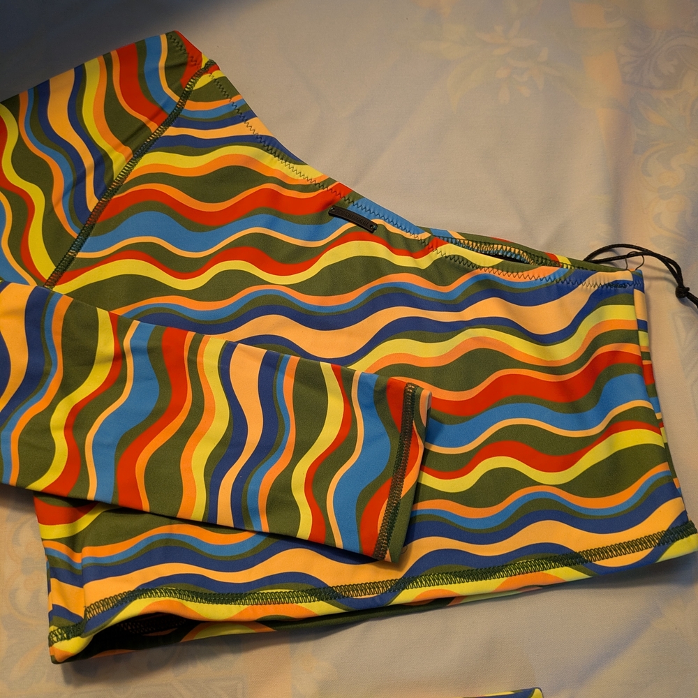 Colorful Wave Pattern Bikini Set - Picture 3 of 6